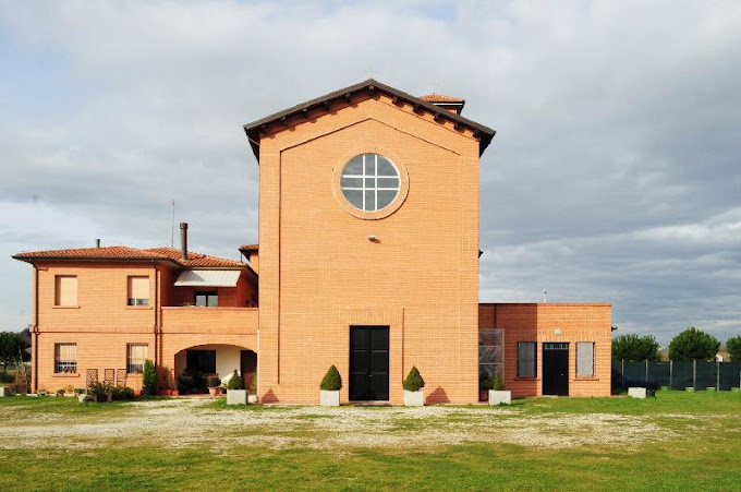 Vista esterna della chiesa del Sacro Cuore con i locali adiacenti che ospitano la sede del comitato di quartiere